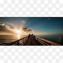 日落的海边木桥