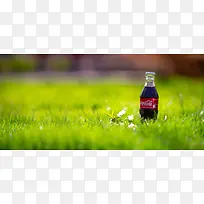 可口可乐饮料绿色草地背景