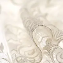 纯白色的婚纱细节图
