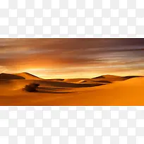 黄昏下的云彩晚霞沙漠
