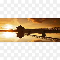 唯美黄昏湖面倒影海报背景