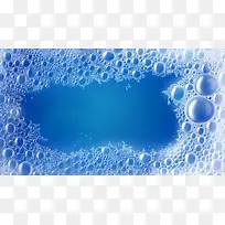 肥皂泡沫覆盖在蓝色液背景图片