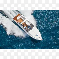 海面上行驶的帆船游艇高清图片