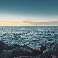 蓝天海水岩石背景