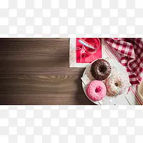 甜甜圈点心食品木板背景