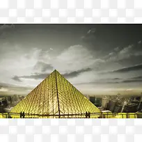 法国卢浮宫金字塔背景