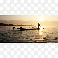 网页轮播图迎着阳光在打渔的渔民
