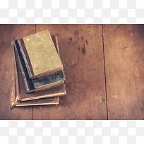 经典老书枯燥乏味的木桌子上的背景