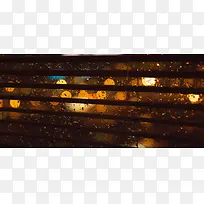 雨夜透过百叶窗玻璃上的雨点