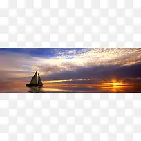 夕阳蓝色天空云朵帆船大海