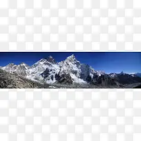 高大的雪山山峰