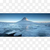 蓝天山丘与冰封的河面