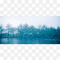 蓝色雨雾树木背景