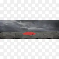 乌云大雨灰伞红伞