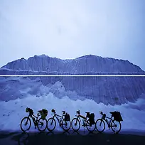 骑行自行车蓝色背景