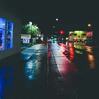 雨后城市道路