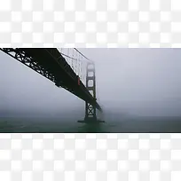 仰望雾里的大桥