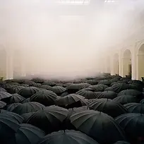 忧郁迷雾中的黑伞风景创意