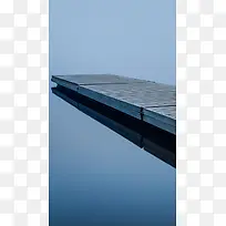 蓝色湖面栈桥风景图片