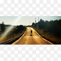 夕阳下马路上一个人孤独的背影banner背景