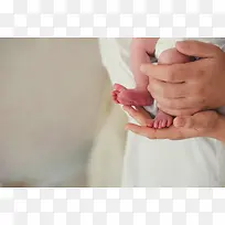 被抱起来的宝宝小脚丫