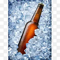 放冰块堆里的一瓶啤酒背景素材