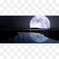 月球倒映夜晚图片