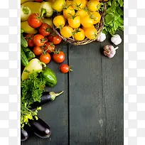 番茄蔬菜与木板背景