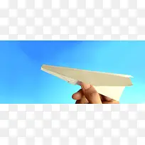 在蓝天放飞纸飞机