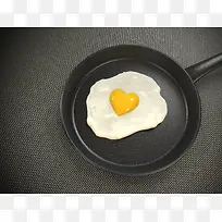 在平底锅里的心形煎蛋