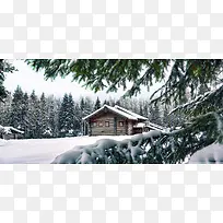 雪中树林的小木屋