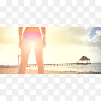 太阳下的沙滩美女图片