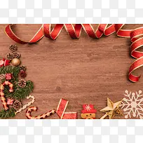 木板上的彩带和圣诞装饰背景