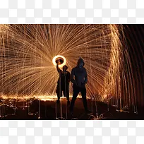 黑夜金色光芒照亮人物