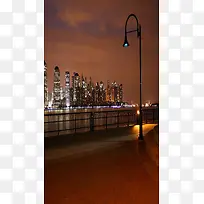 路灯后面的城市背景