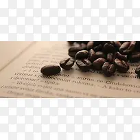 文艺摄影英文书上的咖啡豆