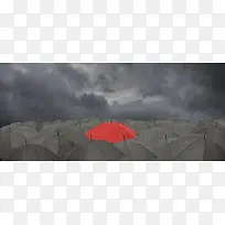 摄影雨中众多黑伞中的红伞