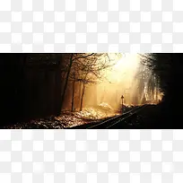 阳光洒在铁路上