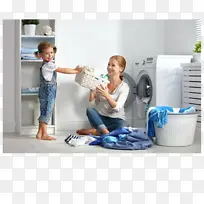 外国人洗衣服妈妈和孩子