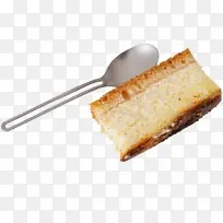 一个不锈钢勺子和蛋糕