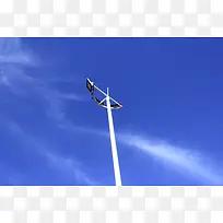 晴朗天气下的路灯
