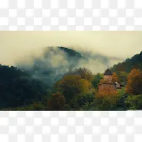 森林，树木，山峰，天空，云朵