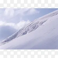 晴天的雪山雪丘美景