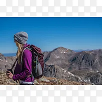 女孩徒步登山户外冒险高山