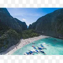 绿树如茵的山丘之间的海滩天堂