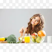 制作水果沙拉的美女
