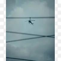 空中飞行的黑色直升机