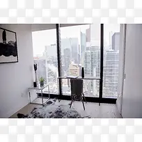 窗前桌子上的笔记本
