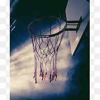 夜晚灯光下的黑色篮球圈