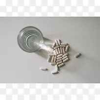 白色桌子上的水和药片